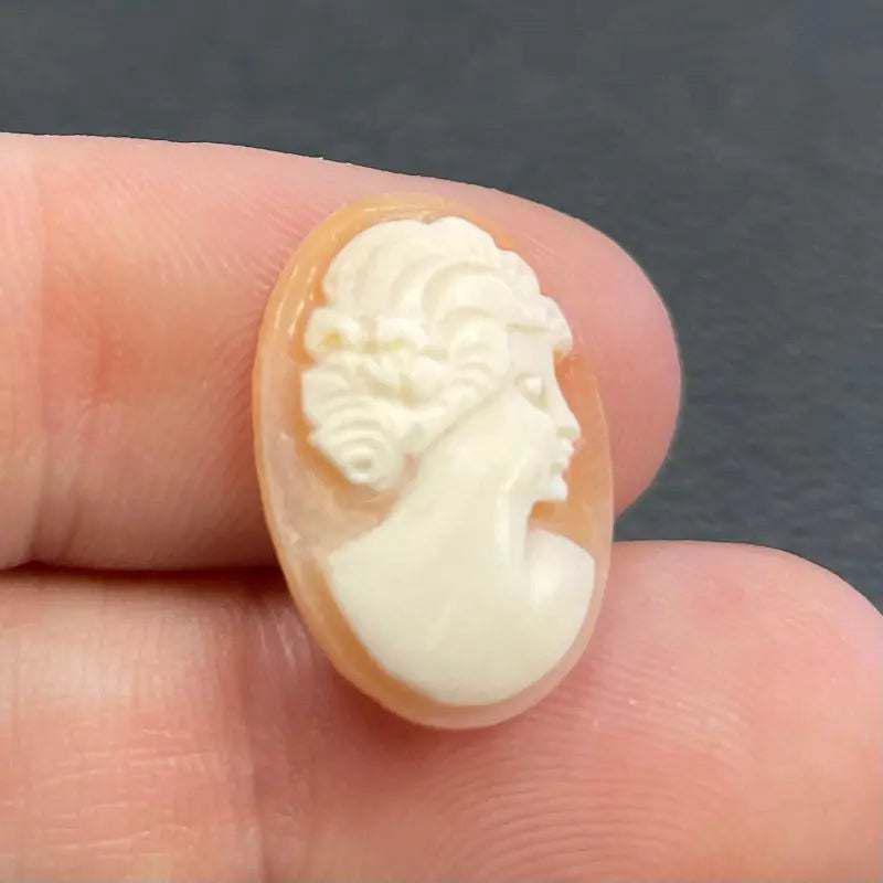 1 Vintage Genuine Shell Hand Carved Cameo - Sea Beads