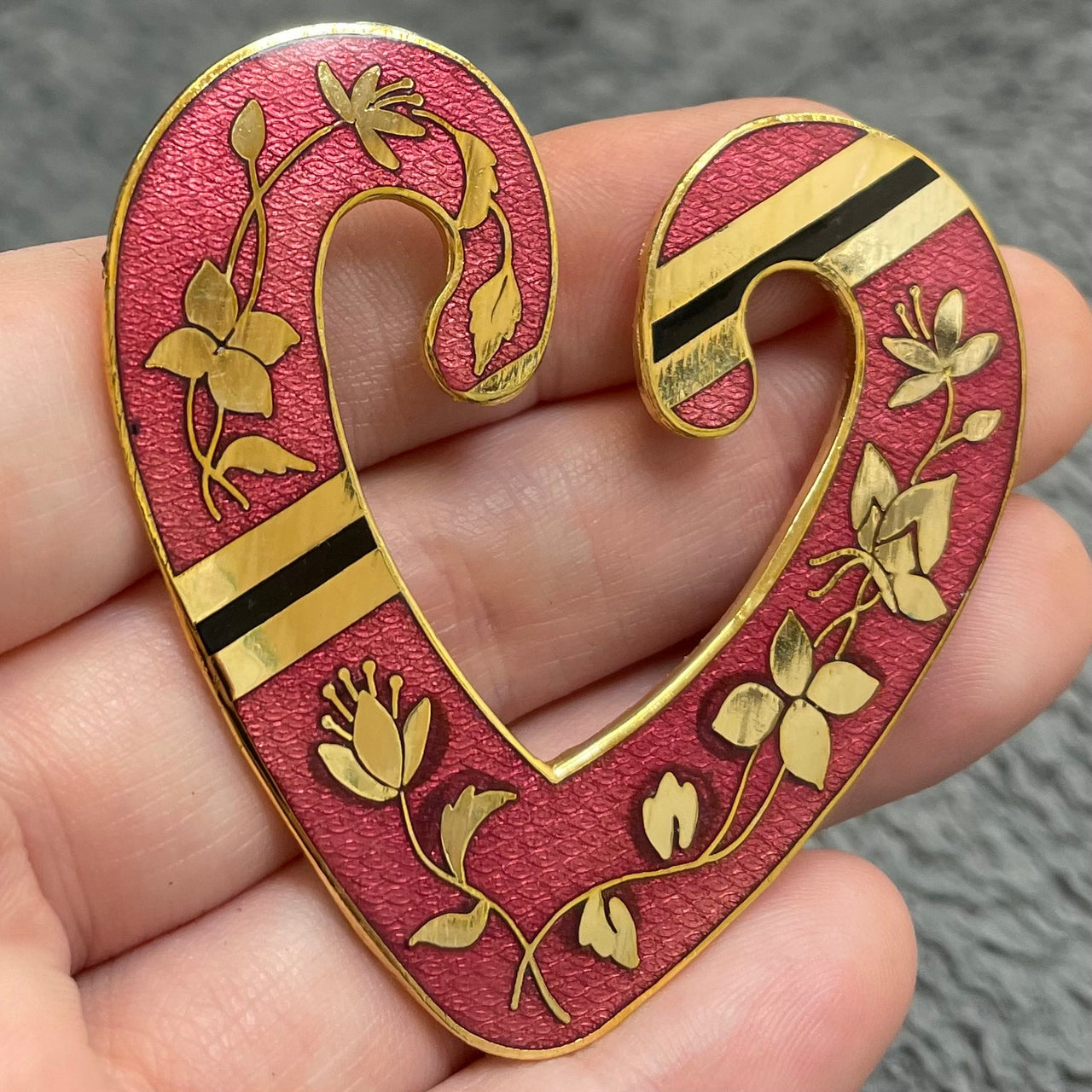 1 Vintage Red "V" Gold Cloisonne Metal Finding (B)