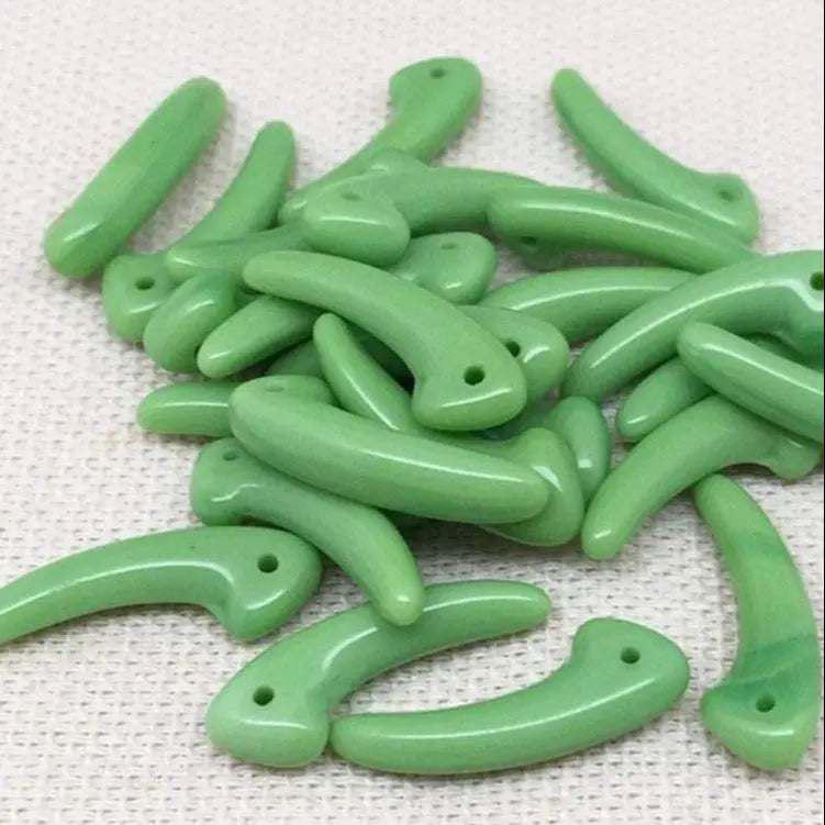 25 Vintage Green Czech Dagger Glass Beads - Sea Beads
