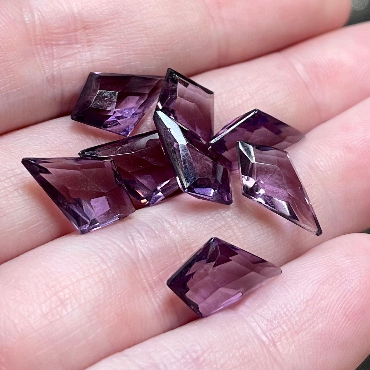 8 Vintage Purple Faceted Kite Glass Stones