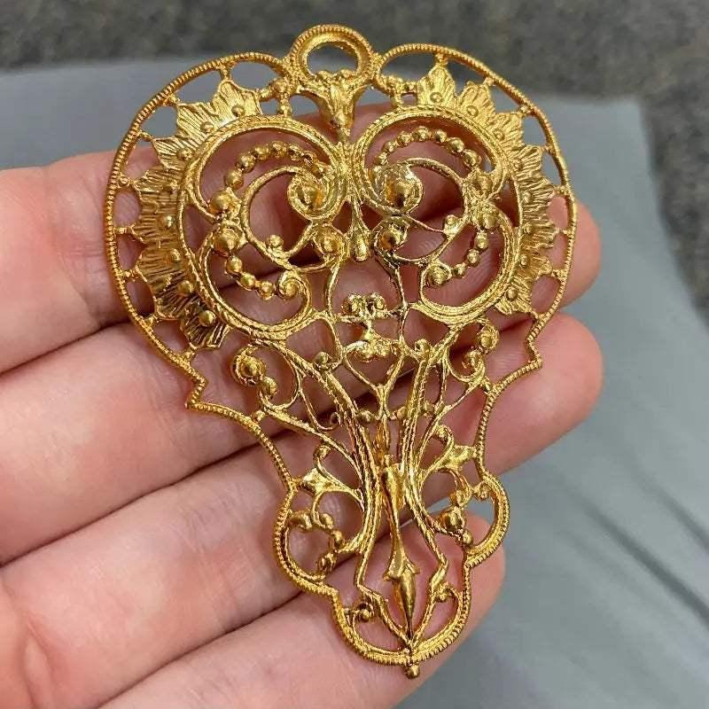 1 Vintage Gold Plated Fancy Metal Pendant